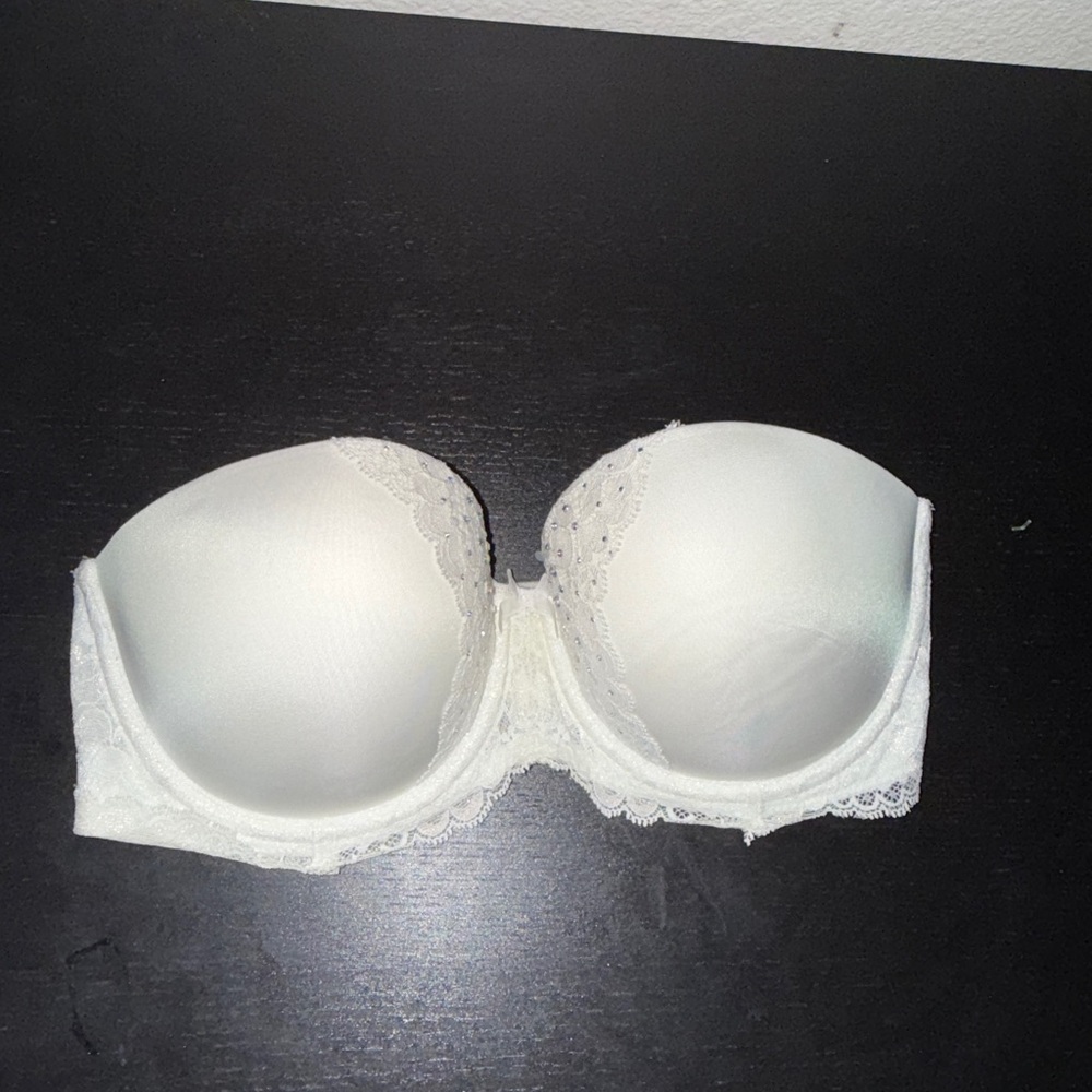 Victoria's Secret Vintage Lace Strapless Bra